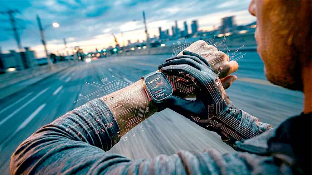 Merajut Tren Gaya Hidup Aktif Generasi Dinamis Bersama Erajaya Foto aksi pelari urban saat fajar menggunakan smartwatch modern dengan tampilan grafik biometrik dan efek sirkuit digital hologram di lengan.