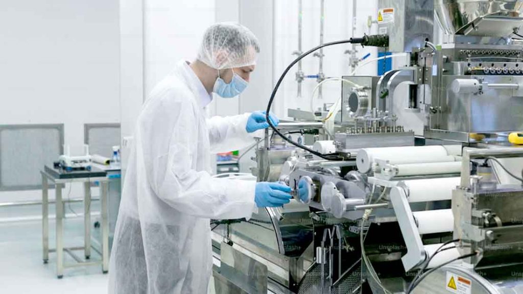 Aktivitas manufaktur komponen elektronik berorientasi ekspor global.