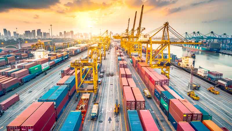Aktivitas manufaktur komponen elektronik berorientasi ekspor global. 